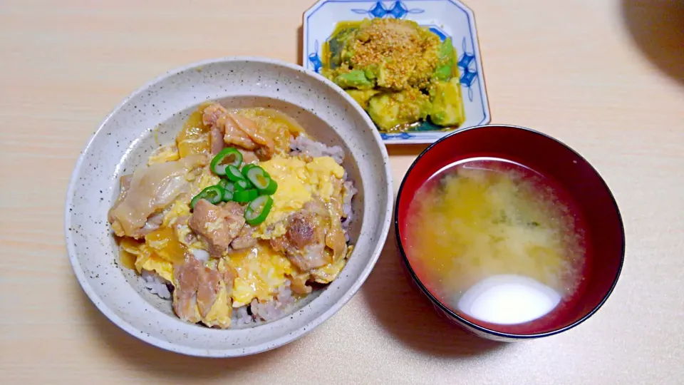 １月１５日　親子丼　アボカドの薬味ポン酢　お味噌汁|いもこ。さん