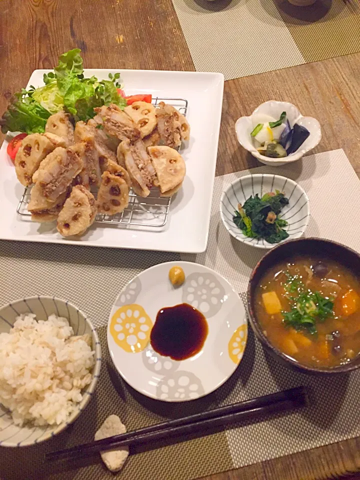 今日の晩御飯🍚蓮根の挽肉挟み揚げ、ちぢみほうれん草の黒胡麻和え🍃お漬物、具沢山豚汁🐷|まみりんごさん