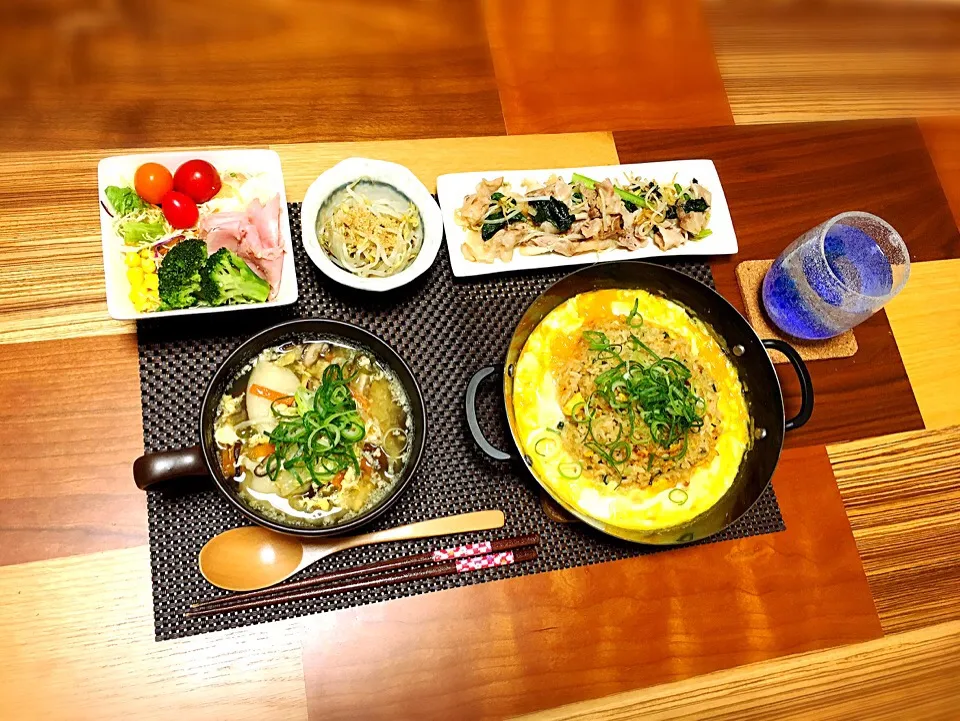 Snapdishの料理写真:スキレットで鉄鍋チャーハン 餃子スープ モヤシの胡麻和え 豚肉とモヤシと小松菜の塩炒め サラダ#野菜たっぷり #中華 #チャーハン #餃子#オイスターソース #もやし|ぼんぼんさん