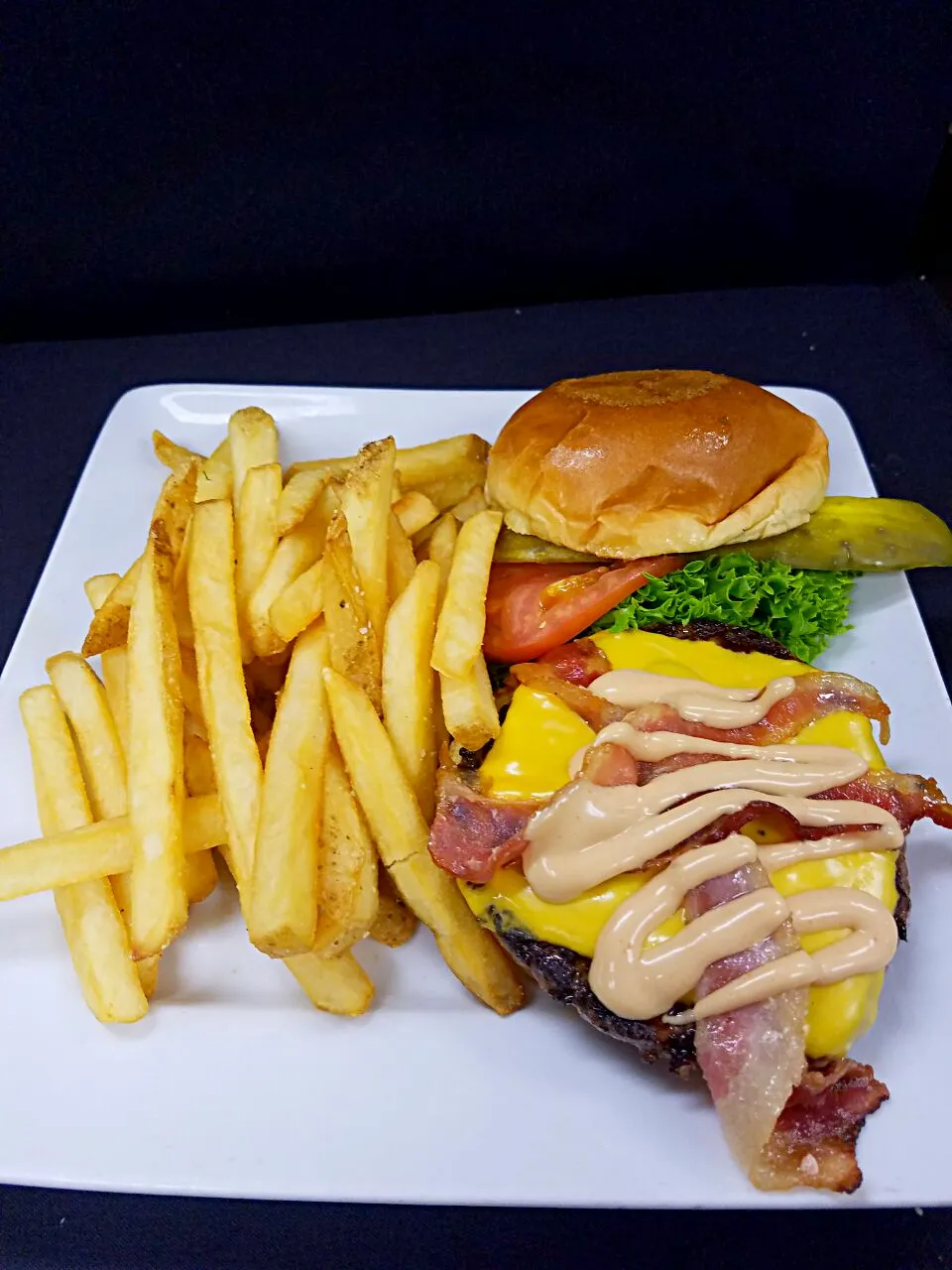 Bacon cheeseburger with ale house sauce|Melissa Greenさん