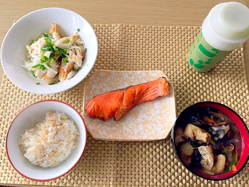 冷蔵庫整理&ダイエット朝食😋
🍀発芽米ごはん
🍀焼鮭
🍀のりと野菜の味噌汁
🍀大根サラダ(ちくわ、小ねぎ、マヨ、ほんだし、すりごま)

即席ですが、大根サラダがうますぎでした💕😋|みーやんさん