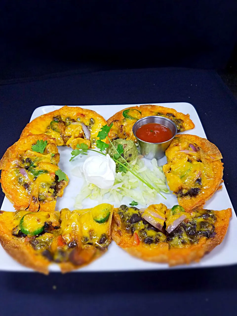 Tostada Nacho, with black beans, onion, jalepeno, tomatoe, chicken, and cheddar cheese. served with sour cream and homemade guacamole.|Melissa Greenさん