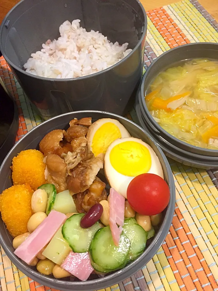 Snapdishの料理写真:パパたろ弁当

雑穀ごはん
手羽元とたまごのうま煮
サラダ(きゅうり ハム じゃがいも 豆)
クリームコロッケ
お味噌汁(白菜 えのき 人参)|ひななぎさん