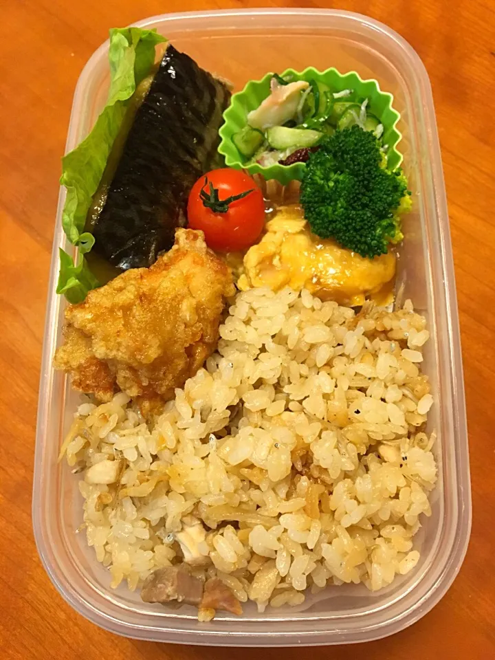 1月18日  お嬢… 即席弁当😅💦 炊き込みご飯  さば塩焼き  タコの酢の物    そして、 唐揚げ ＆カニ玉 （by王将）|みゆさん