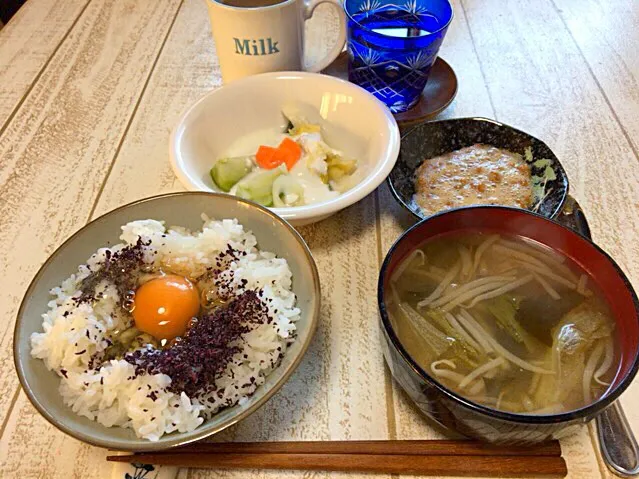 今日の男飯(＞人＜;)朝ごはんバージョン♬
卵かけしそご飯and味噌汁and納豆andピクルスヨーグルト♬|ひーちゃんさん