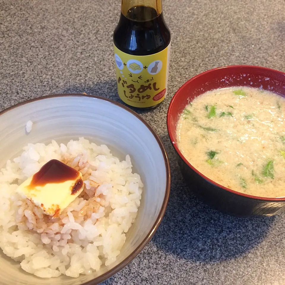 Snapdishの料理写真:朝ごはん。
バタめししょうゆ、そして昨夜の鍋あとは「呉汁」です。豆乳を入れて、大根の葉を加えて一煮立ち。大豆タンパクが凝固してふわふわのお豆腐状になります。|ユキ❄︎ミライさん