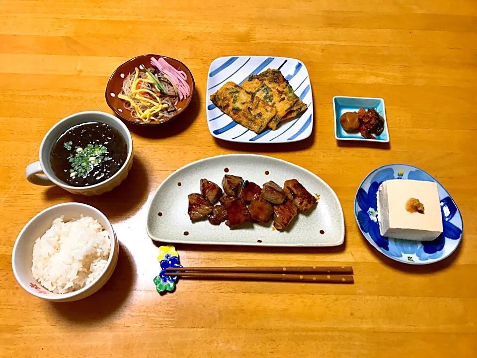 Snapdishの料理写真:夕ごはん                                                          一口カットステーキ                                                               イカチヂミ|ちゃみこさん