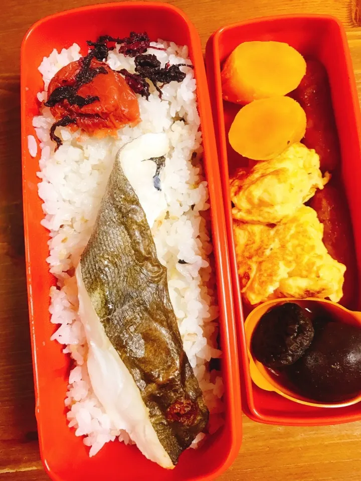 今日のお弁当#塩焼きタラ#自家製梅干し #ゆで安納芋#シイタケの中華風甘煮#チーズオムレツ#シャウエッセン|料理家めーらさん