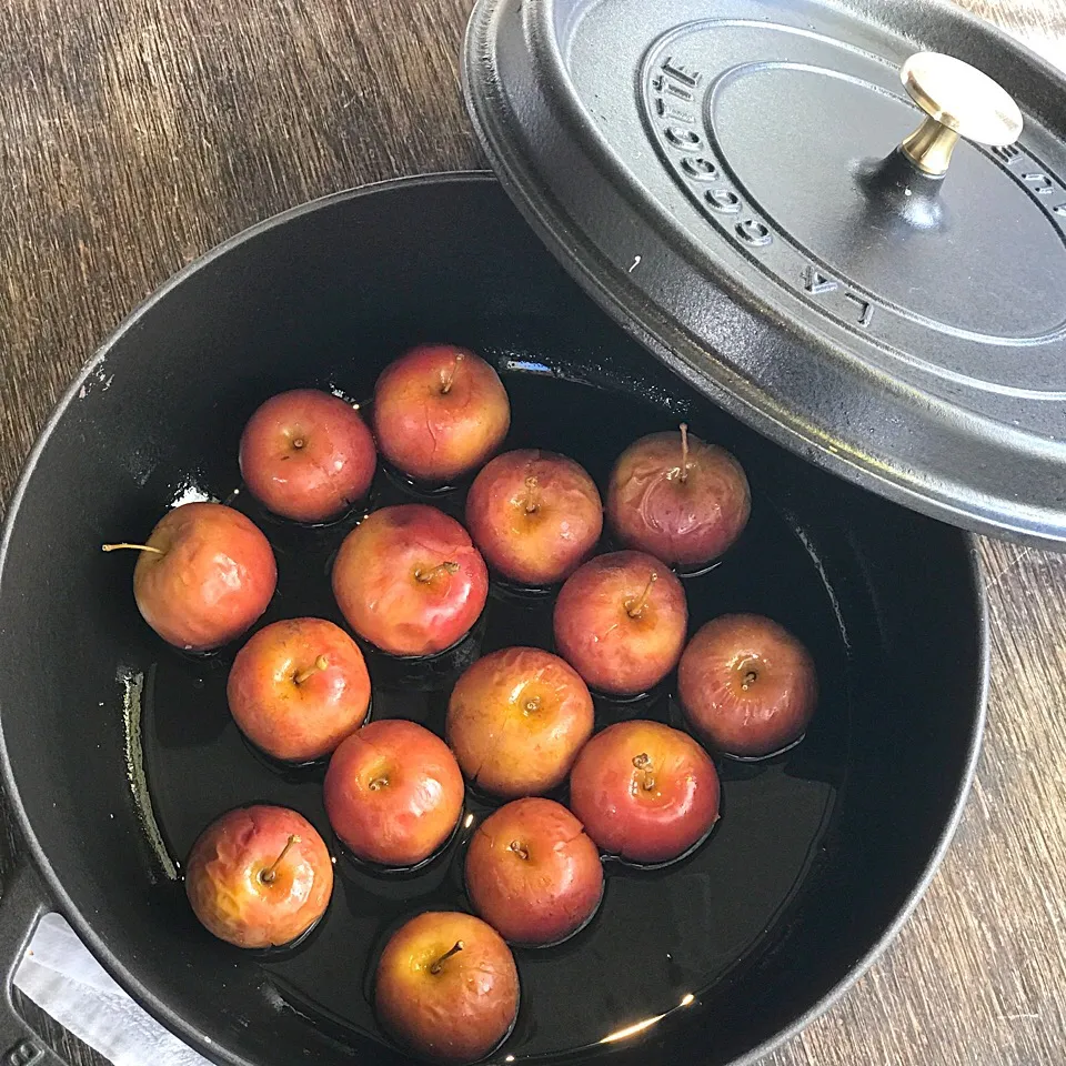 Snapdishの料理写真:ストウブで 姫りんごのコンポート🍎😊|rikaさん