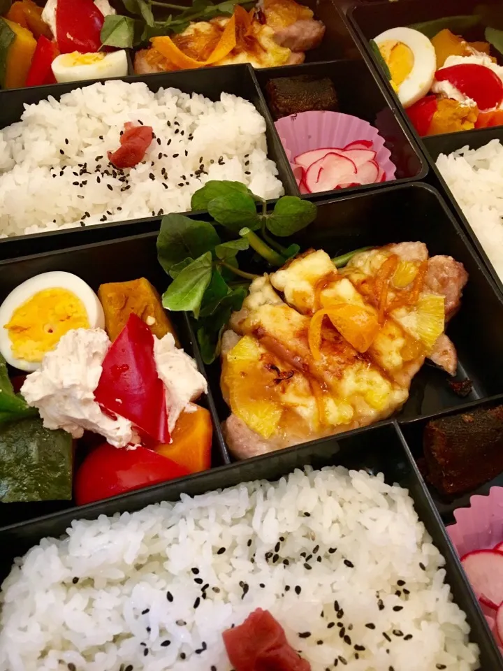 【海老チリ卵あんかけ&青椒肉絲風弁当】
ピーマン2色でカラフルに
青椒肉絲風にしてみました。

普通は千切り筍と肉だけど、
ジャガイモ&お歳暮の焼豚で代用。

メインはプレーンオムレツに
簡単海老チリをあんかけを。|大久保 掬恵さん