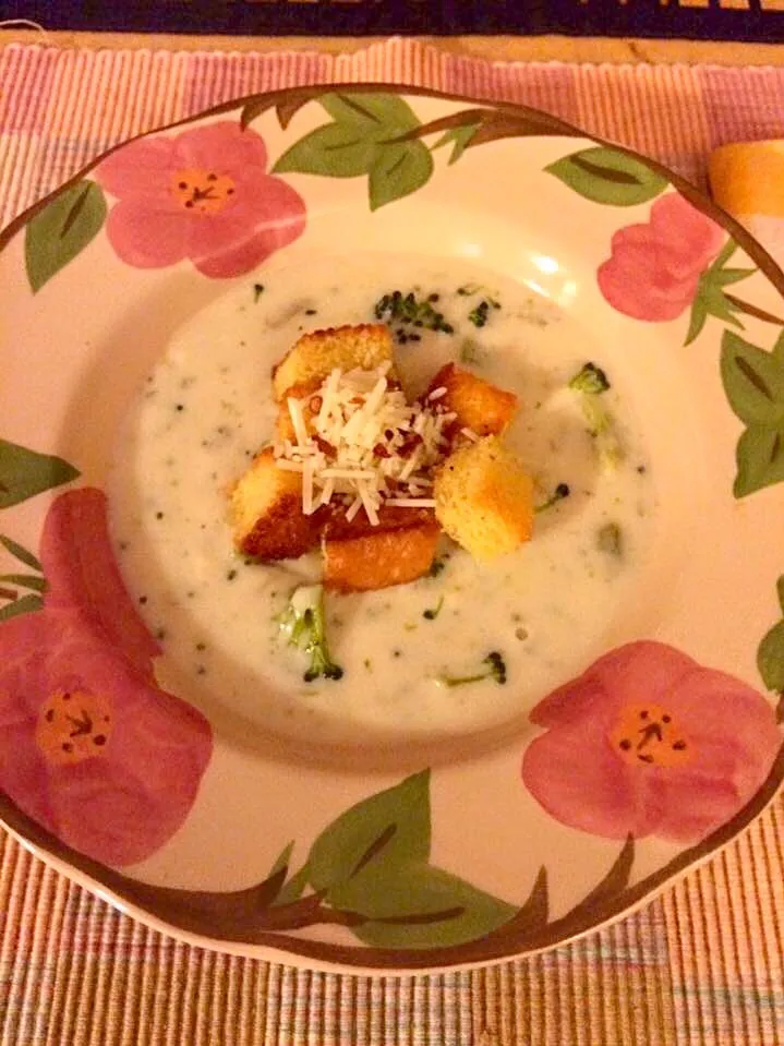 White cheddar broccoli soup topped with homemade buttery garlic croutons & shredded parmesan cheese|🌺IAnneさん