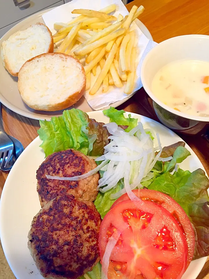 夕飯はハンバーガー&フライドポテトと身体温まる簡単シチュー🤗|ナナオさん