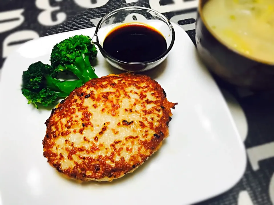 鶏つくねバーグ和風てりやきソースと、具沢山味噌汁♡！|みーちゃん(*´∀`)♪さん