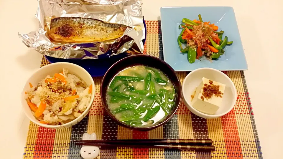 今日の夕食　鯖のマジックソルト焼き、ピーマンのきんぴら、舞茸の炊き込みご飯、にらと卵の味噌汁、冷奴|pinknari🐰🌈さん