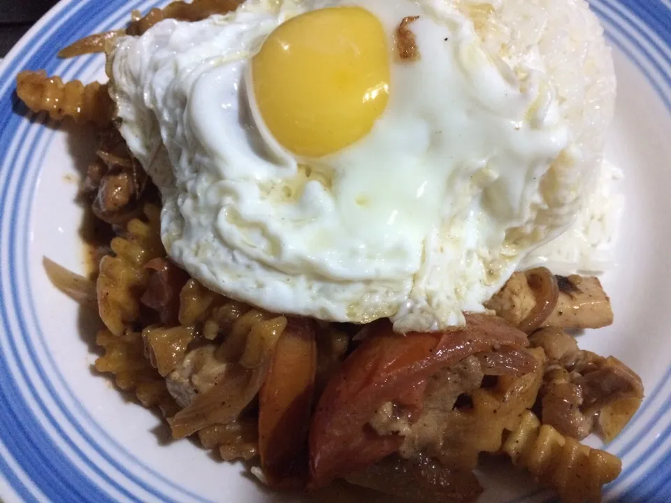 Saltado de pollo con papas fritas y huevo|Justo Romeroさん