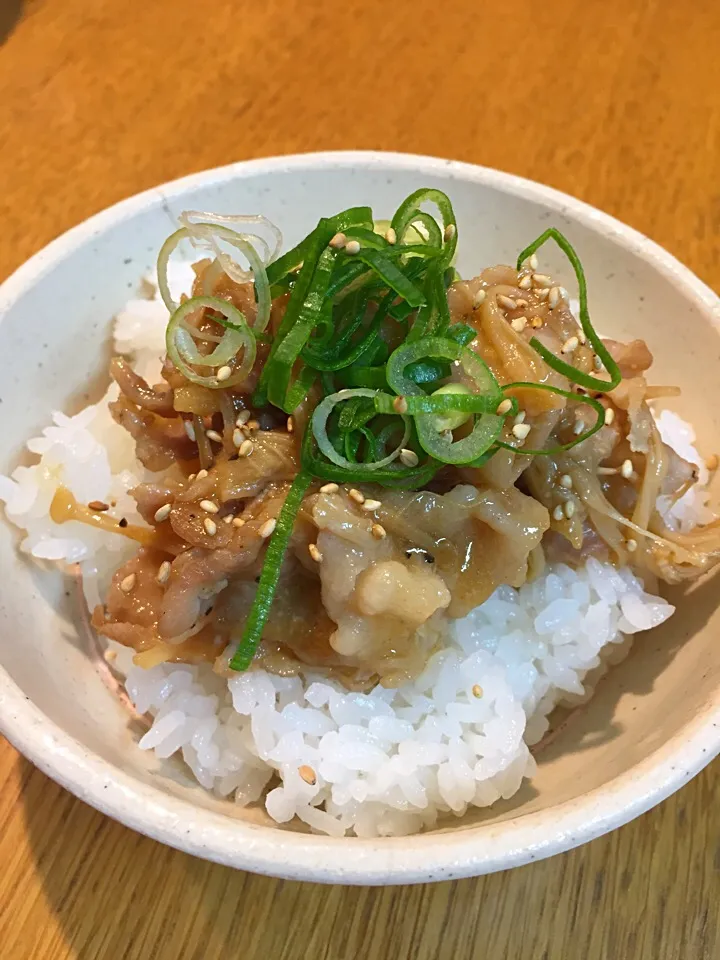 優雨さん  豚バラとエノキdeニンニク味噌バター炒め丼|まつださんさん