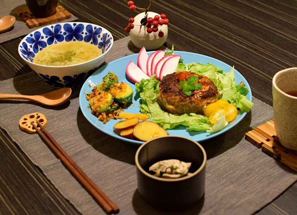 今夜のおうちごはん。ハンバーグ、さつま芋レモン煮、赤カブサラダ、芽キャベツカリカリガーリックソテー、かぶのゆかり和え、キャベツスープです。
_|かれんさん