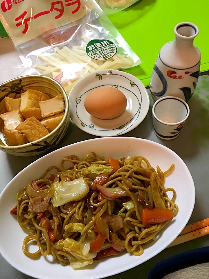 焼きそば、厚揚げの甘煮、茹で卵、チーズタラで日本酒の熱燗(*^｡^*)|ライムさん