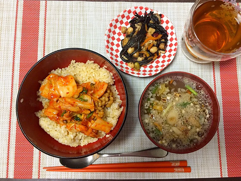 Snapdishの料理写真:健康食！納豆キムチ丼、ひじき、雑穀スープ|ぱららさん