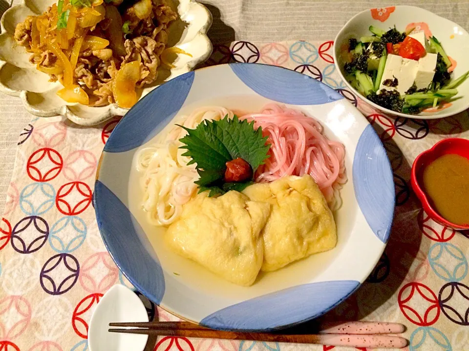 紅白稲庭うどん
＊しそと梅が薫る稲庭うどん
＊海老入り餅きんちゃく
＊ピリ辛生姜焼き
＊豆腐ときゅうりのサラダ|Chie.Yさん