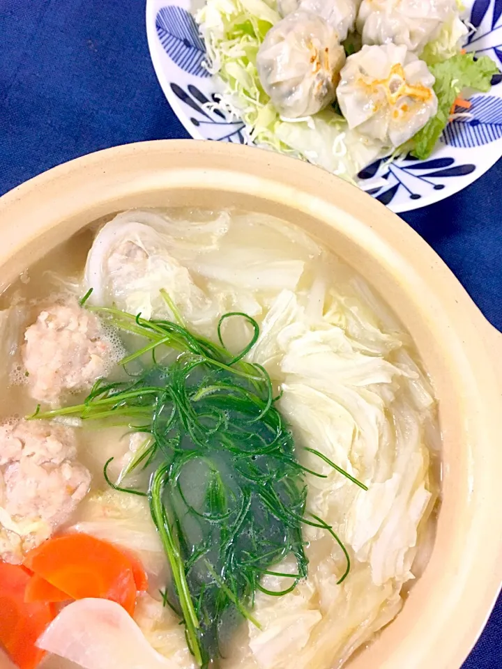 Snapdishの料理写真:鶏肉つくね鍋(とんこつ風)|siboutotoudedekiteilさん