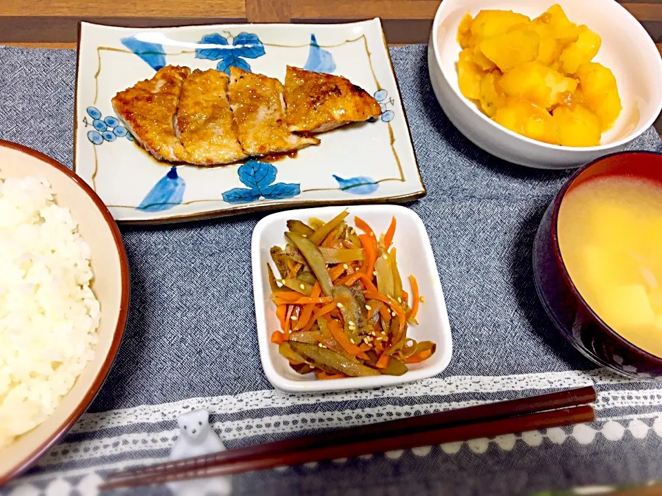 Snapdishの料理写真:ポークステーキ、じゃがいものみそ炒め、きんぴら|ninnyさん