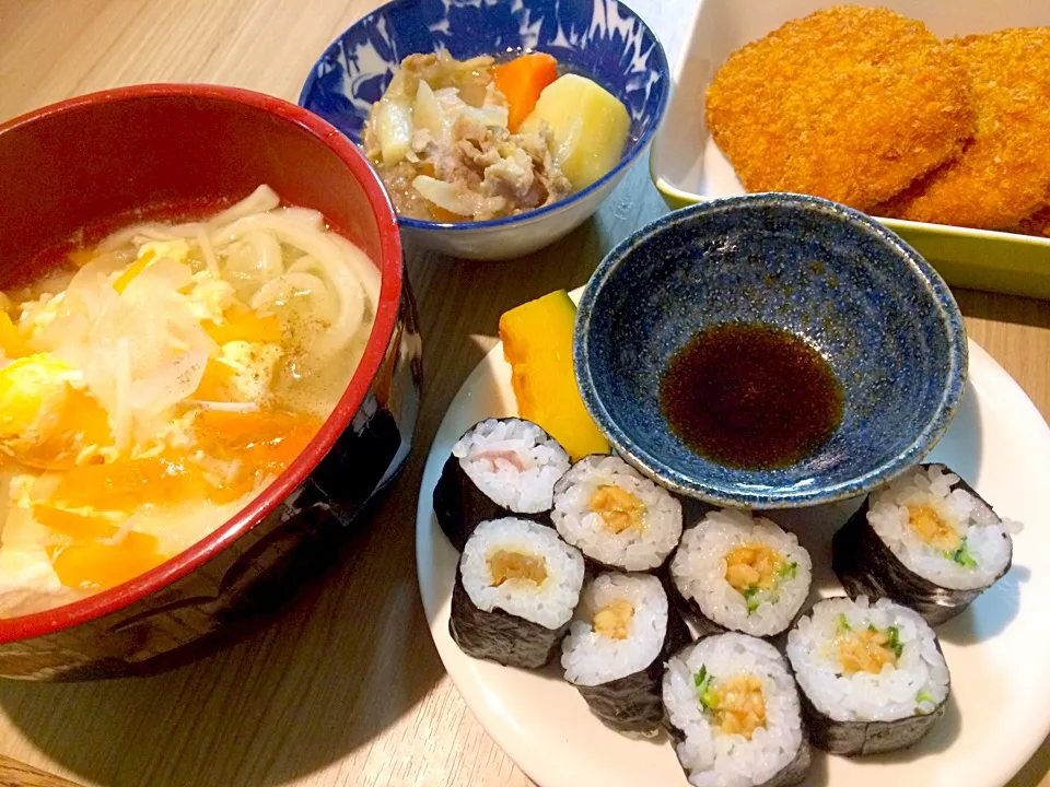 手抜き夜ゴハン 豚しゃぶうどん、海苔巻き（納豆、まぐろ、かんぴょう）、南瓜、肉じゃが、お惣菜コロッケw|きむらゆりかさん