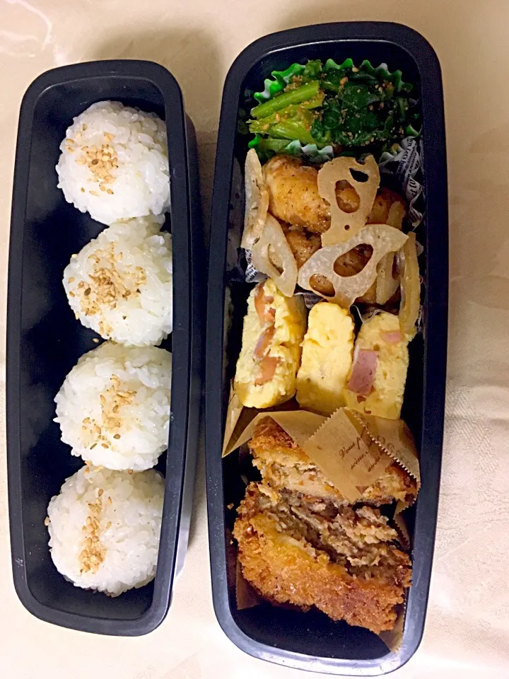 息子のお弁当 ミンチカツ、鳥ミンチハンバーグ、チーズとウィンナー入り卵焼き、ほうれん草の胡麻和え、蓮根チップ|keitakumamaさん