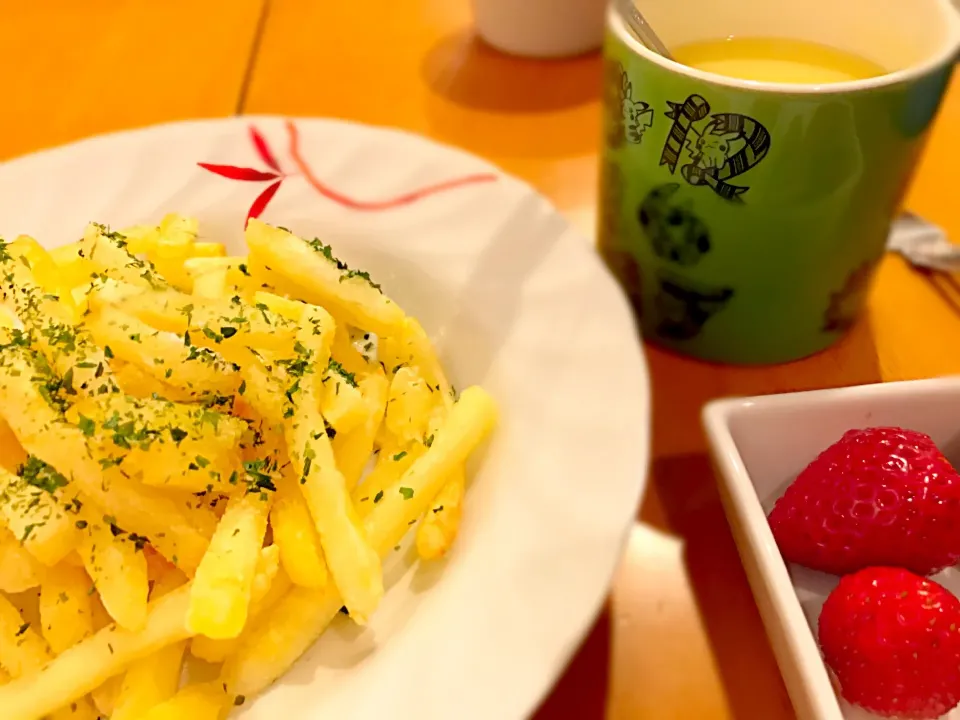 フレンチフライ🍟  いちご🍓  コーンスープ🌽  コーヒー☕|ch＊K*∀o(^^*)♪さん