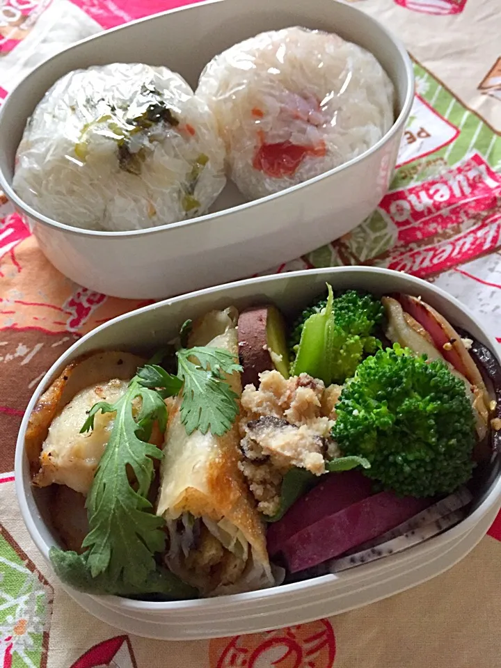 Snapdishの料理写真:娘のお弁当。高菜、梅干しおにぎり。
大根きんぴら、蓮根と紅大根のコチュジャン和え、おから、野菜春巻き、帆立のソテーなどなど。#お弁当|河野 ゆかりさん