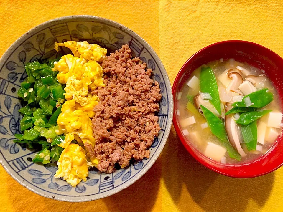 にこにこ三種そぼろ丼。
夫喜ぶ喜ぶ(^｡^)|バナナ子さん