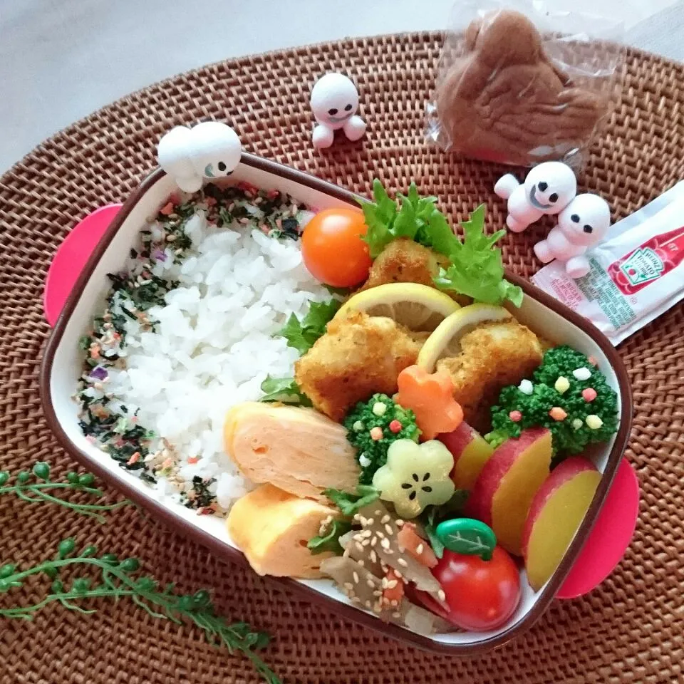 娘弁当☺    チキンカレーカツ  さつまいもの甘煮  きんぴらごぼう  玉子焼き  ブロッコリー   プチトマト  人形焼き|e  satoさん