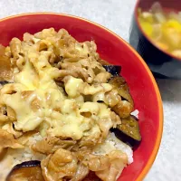 Snapdishの料理写真:甘辛なす豚丼🐽チーズのせ～|risataro.さん