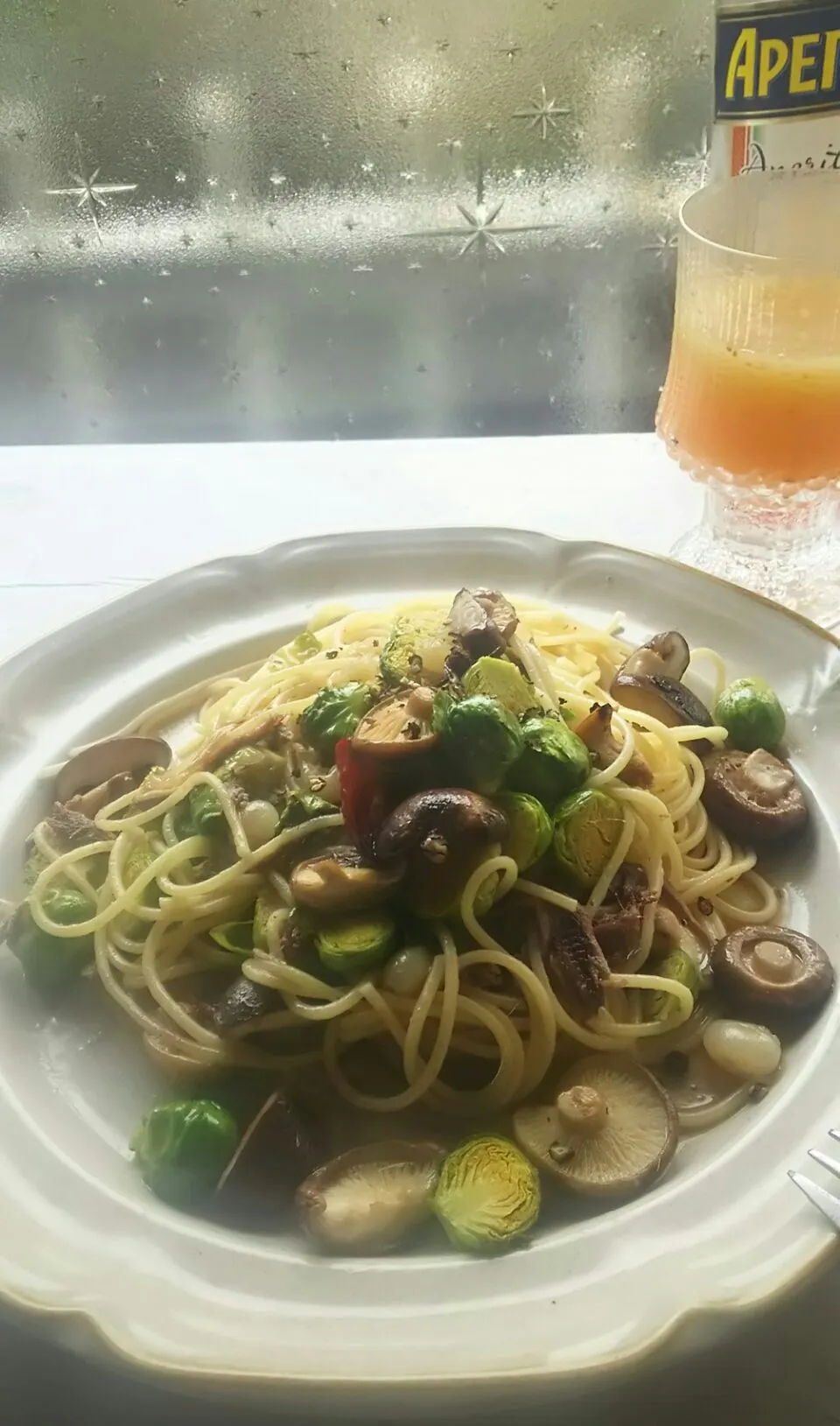 Spaghetti aglio olio e peperoncino  acciuga con piccola cavolo e funghi
辛いニンニクオイルのアンチョビ･スパゲッティー
芽キャベツと小丸椎茸と共に。(大盛り)。
 #ペペロンチーノ #ロングパスタ|KimaLABOさん