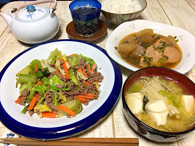 今日の男飯(＞人＜;)晩ごはんバージョン♬冷蔵庫の整理編
大根の煮物and野菜炒めand黒はんぺんとエノキとキャベツと豆腐とワカメの味噌汁andごはん♬|ひーちゃんさん