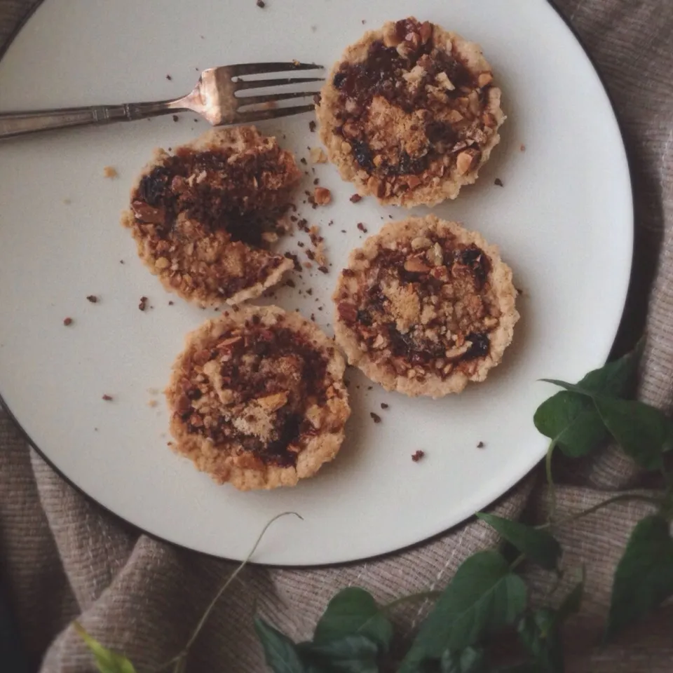 Balsamic cherry crumble pies／バルサミコシロップで甘く煮たサクランボ🍒をのせたクランブルパイ|まちまちこさん