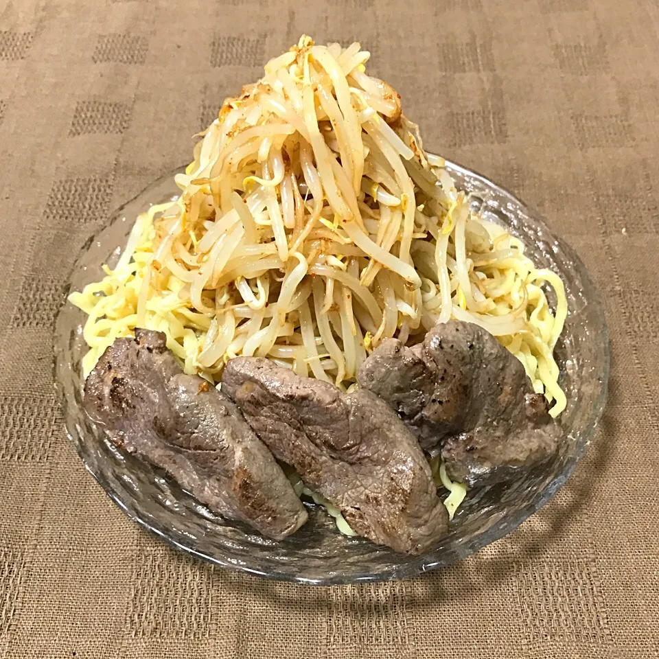 ラーメン二郎 環七新代田店インスパイアの冷まし中華・カタメ・ヤサイ・ニンニク・ゴマアブラ／トウガラシ|.さん