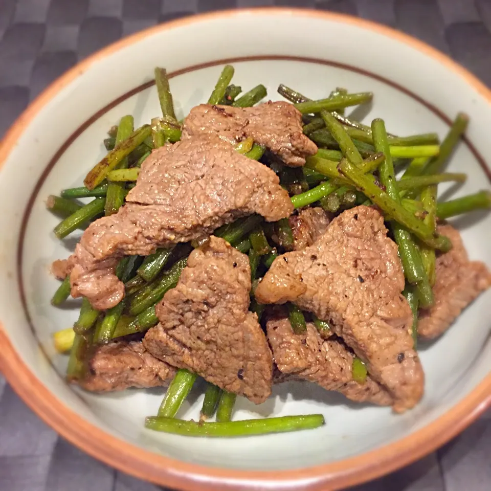 牛肉とニンニクの芽の炒め物☻|Riepyonさん