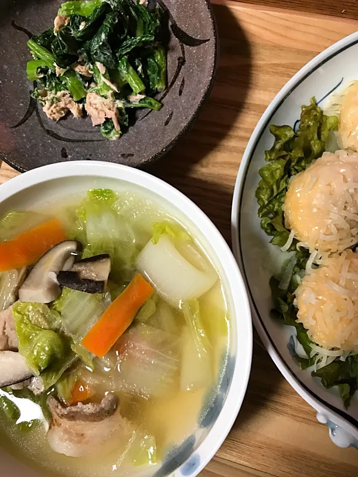 Snapdishの料理写真:今日の晩ご飯🤗
塩麹漬け豚バラで野菜たっぷりスープ 
なばな菜とツナの胡麻マヨ和え
明太いかシュウマイ|5ネコママさん