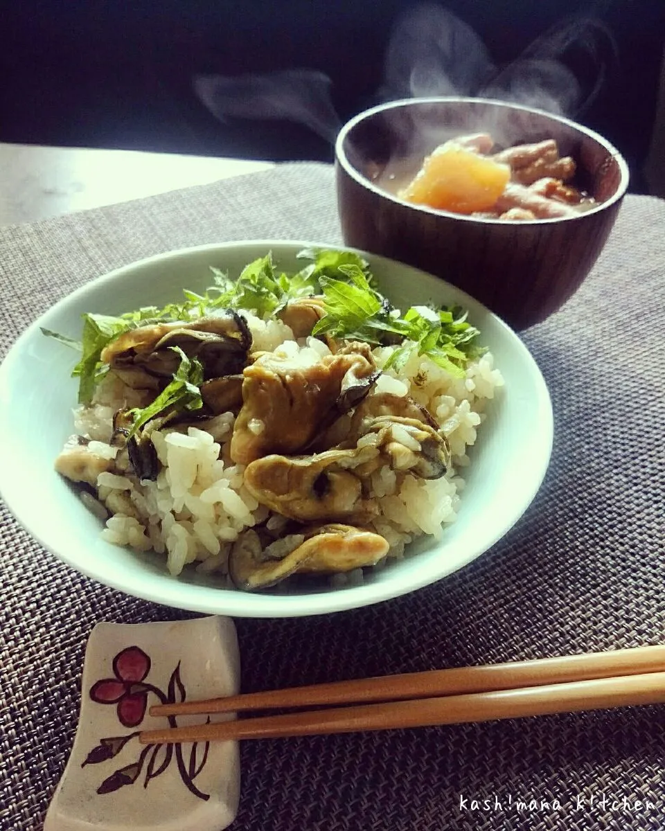 牡蠣の炊き込みご飯☺
出汁と醤油と味醂が沸騰したら牡蠣をサッと煮て、冷ました煮出汁とご飯を炊いて、牡蠣はバターで軽く焼き跡が付くぐらい焼いて麺汁をかけて火を止め、ご飯が炊き上がったら混ぜて牡蠣を入れて１０分間蒸したら刻んだシソと共にいただきまーす🍚臭みがなくて美味しい✌|Kashimanakitchenさん