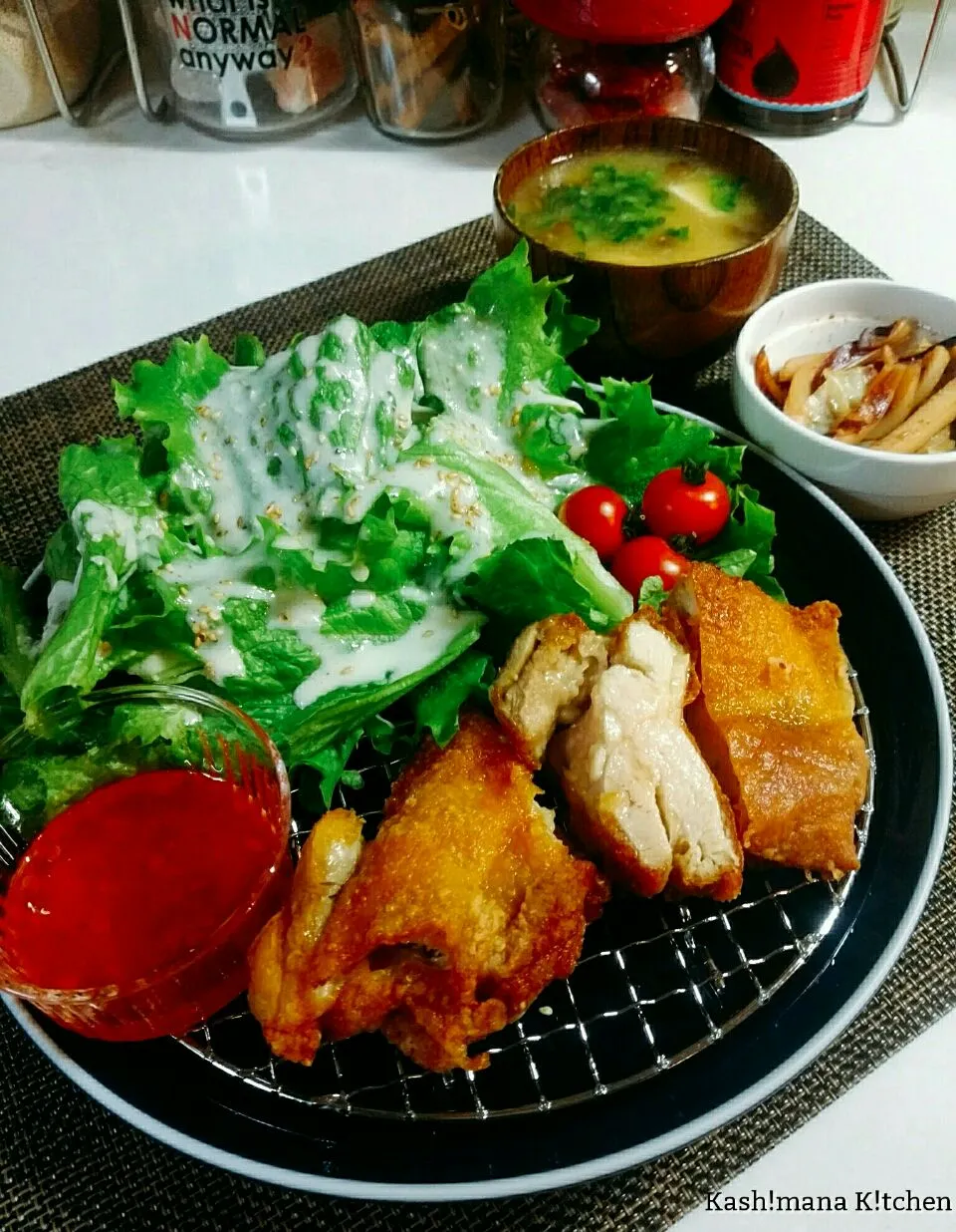 Snapdishの料理写真:鶏もも肉のカリカリ揚げー❤チリソースでうまうま🍗☺🍴これが夜ご飯だと子供達大喜び🙌🙌🙌|Kashimanakitchenさん