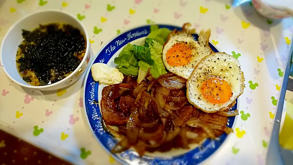 Snapdishの料理写真:豚の生姜(ニンニクプラス)焼き野菜少な目 目玉焼きダブルマヨ|よちやまさん