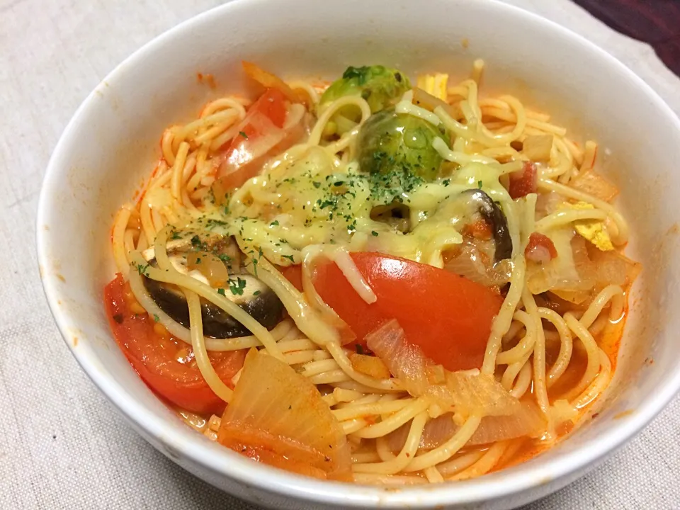 芽キャベツとトマトのスープパスタ🍝|白金春馬@明日からがんばるさん