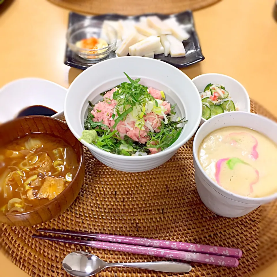 Snapdishの料理写真:ネギトロ丼❤️カニ身入り茶碗蒸し❤️きゅうりとかにの甘酢和え❤️はんぺん❤️白菜たっぷりお味噌汁❤️|M.さん