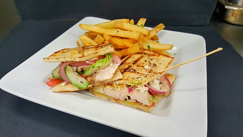 Chicken and Hummus Flatbread Sandwich|christopher Morrisさん