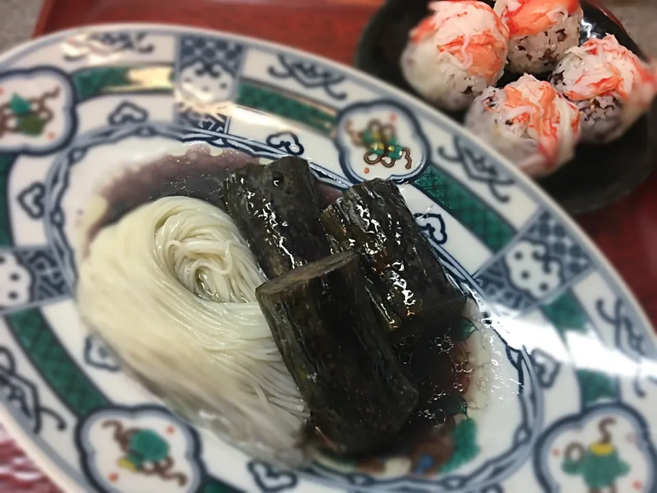 ナス煮物と素麺、カニカマ手毬。|こぼるさん