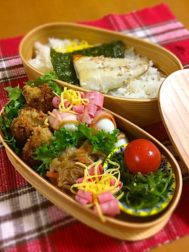 Snapdishの料理写真:息子君弁当🎶
チキンのカレーパン粉焼き
うずらベーコン
レンコンキンピラ
中華わかめ(買ったやつ)
お花ハム
焼き鯖のっけごはん。|BooBooさん