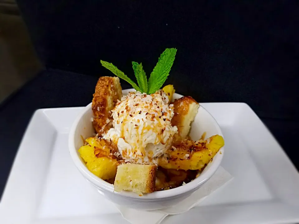 pina colda cake. Fresh poind cake served with grilled pineapple and great falls vanilla ice cream. With toasted coconut and a rum syrup.|Melissa Greenさん