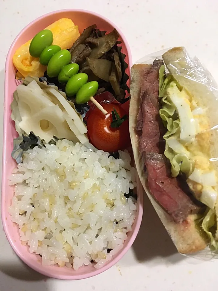 ごぼうと牛肉のきんぴら
レンコンの甘酢漬け
チーズ入り卵焼き
隠れ海苔弁
早弁用ローストビーフサンドイッチ|Hiroさん