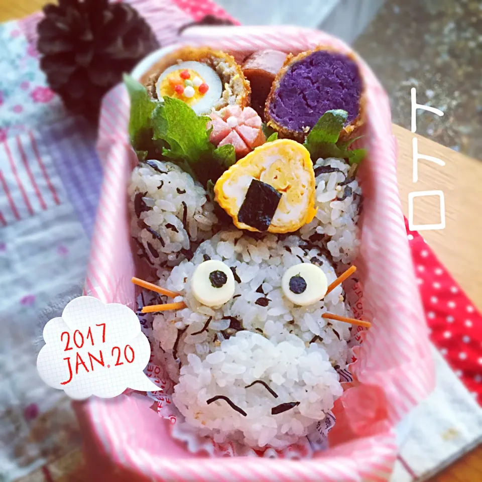 トトロがおにぎり頭にのせてるよ！
お弁当💕スコッチエッグと紫芋のコロッケ|さえちゃんさん